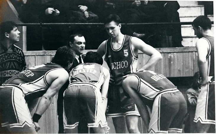 Тайм-аут. На переднем плане Андрей Новиков и Александр Веренич