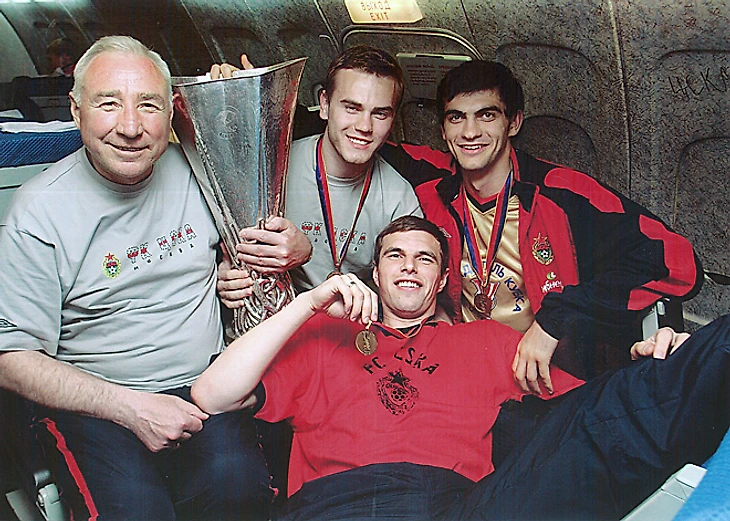 Вячеслав Чанов, Игорь Акинфеев, Владимир Габулов и Вениамин Мандрыкин с Кубком УЕФА