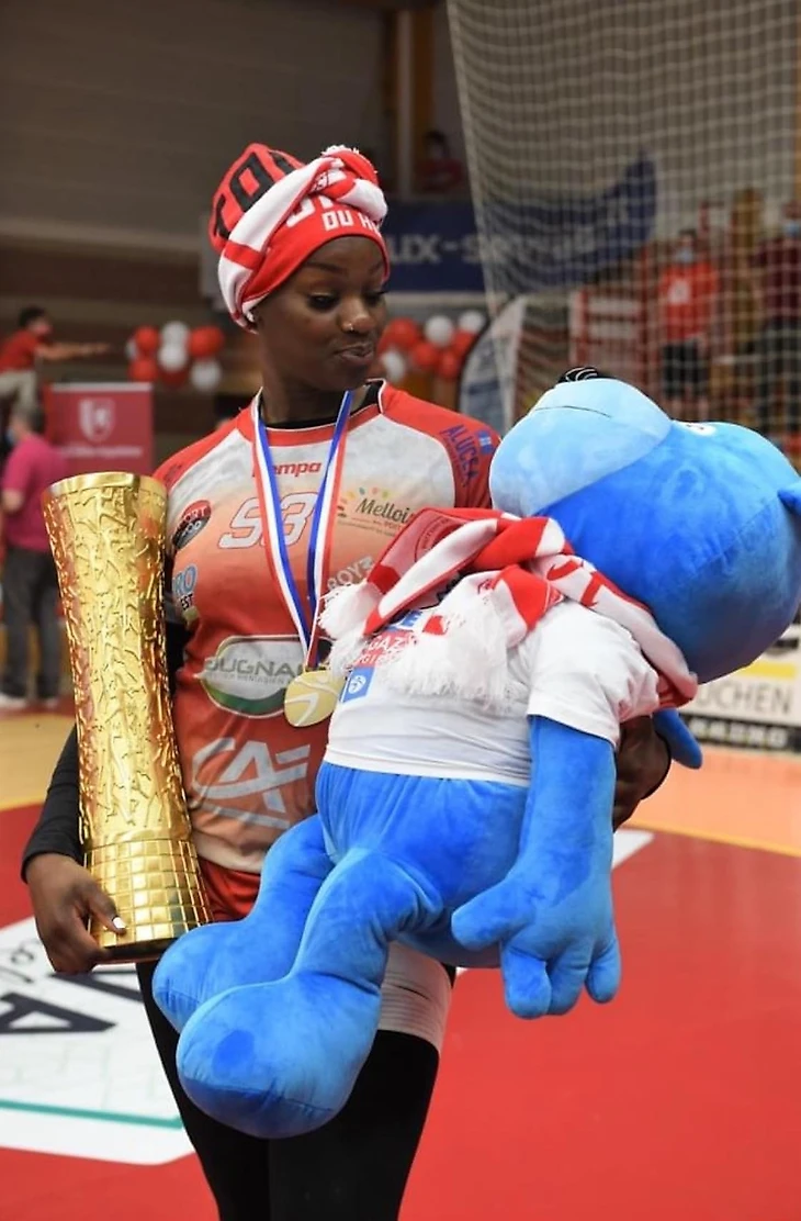 Чемпионка Европы в сборной Камеруна. 23-летняя Каришма Эко в хиджабе — новый лидер "львиц", изображение №4