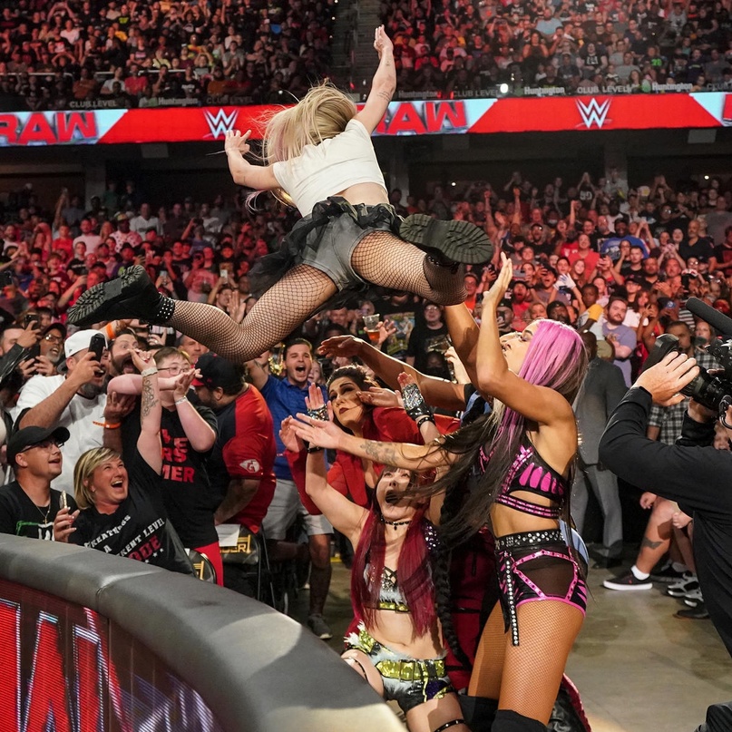 Wwe monday night raw 08.04 2024. Сет Роллинс 2022. WWE женщина бьет мужчину.