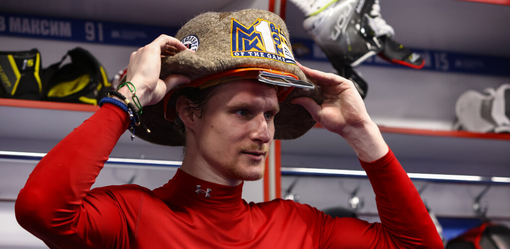 Головные уборы, цепи, щит и меч: призы игроков в победных раздевалках команд КХЛ