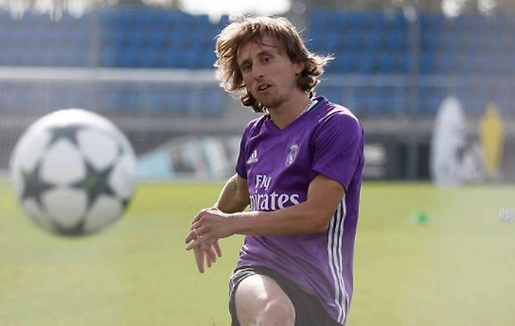 Modric, ejercitándose con balón durante la sesión de este jueves