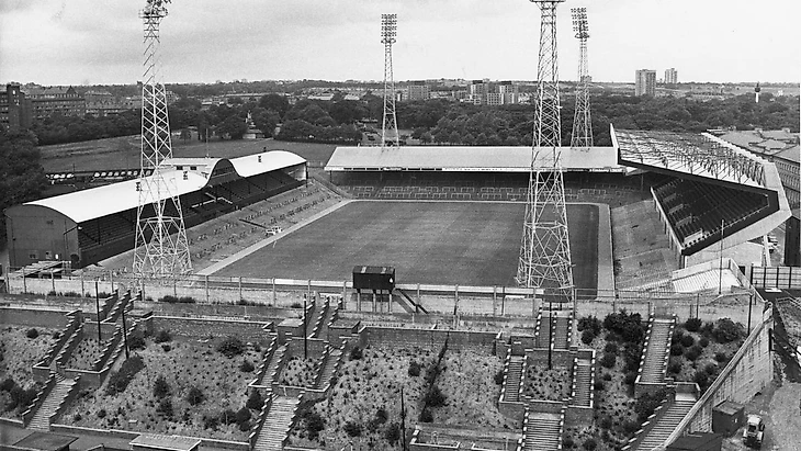 Фрэттон Парк и его осветительные мачты