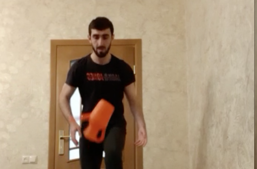 Азербайджанский футболист оригинально присоединился к популярному челленджу, поколав афтафу вместо туалетной бумаги