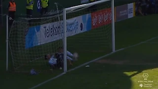 Футболист чуть не забил в свои, а потом потрясно вынес мяч с линии ворот