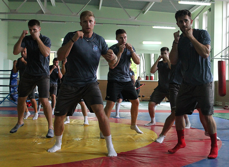 Хоккейный клуб? Бойцовский клуб!