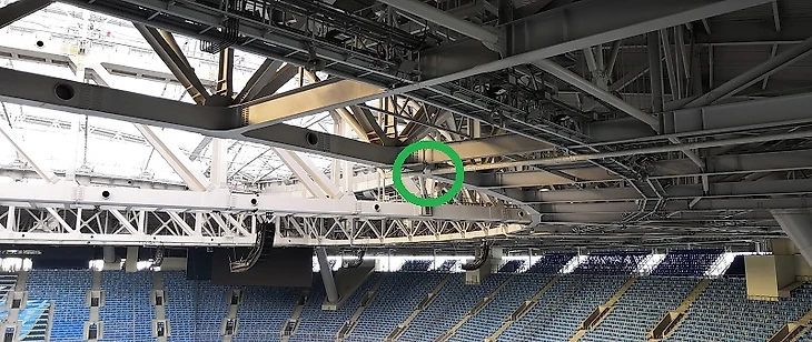 На снимке отмечена одна из антенн, покрывающая один из секторов чаши стадиона