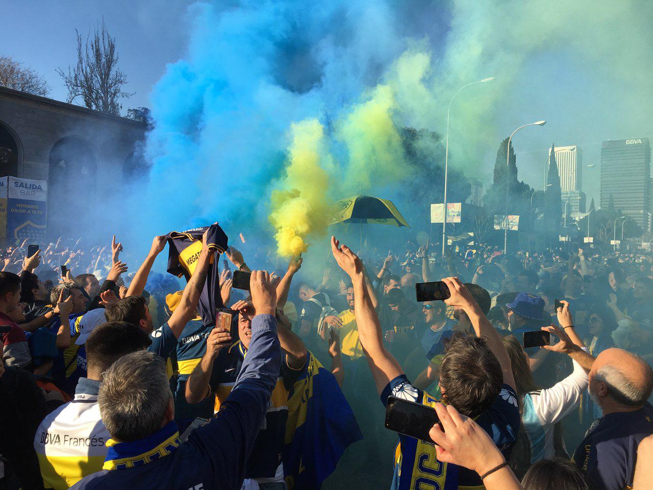 Аргентинский футбол захватил Мадрид – песни, дым и 4000 полицейских