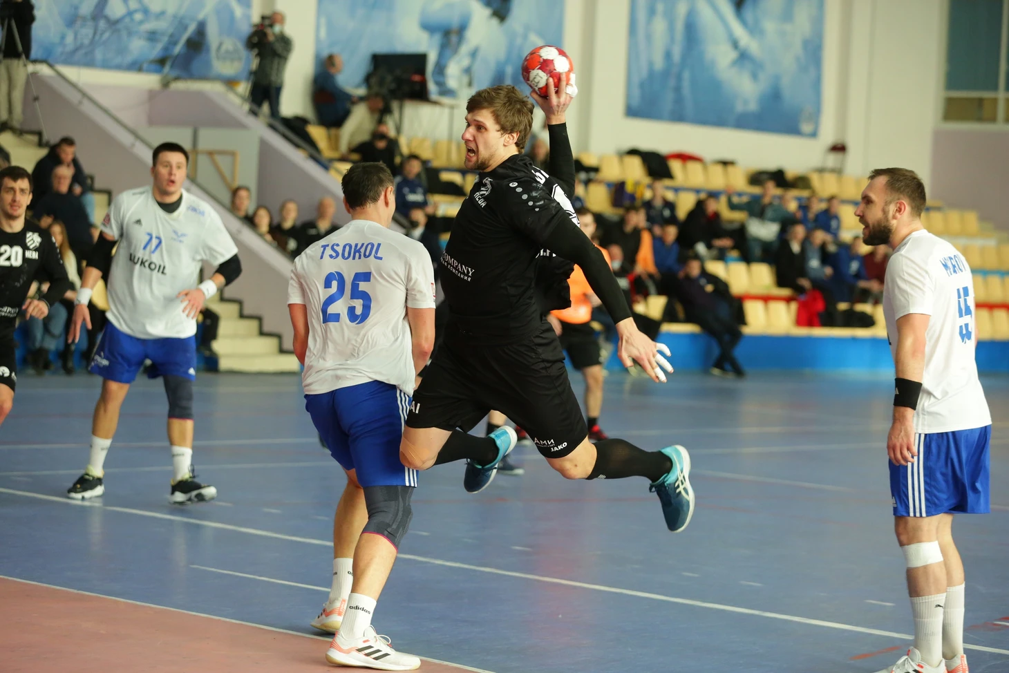 Чемпионат России. "Виктор" в Питере: когда игру ломает красная карточка… у соперника, изображение №1