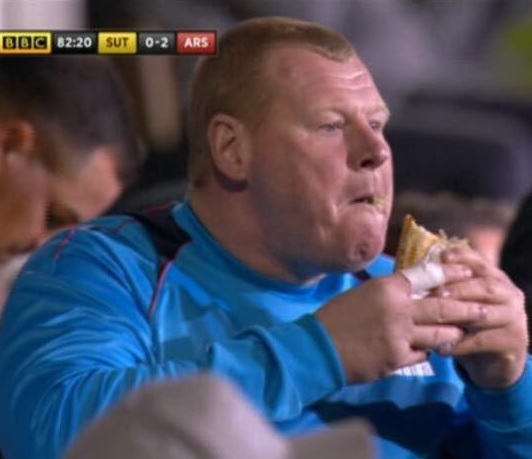 Голкипер Саттона Уэйн Шоу на скамейке запасных в поединке с Арсеналом