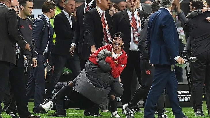 Жозе Моуриньо в объятьях сына Жозе Моуриньо-младшего.