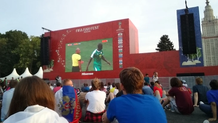 сидя в фан зоне