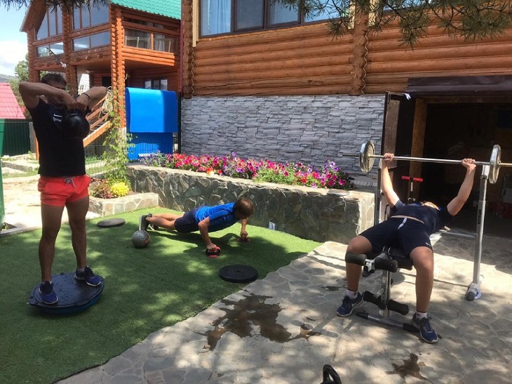 Молодежка «Барыса» закрылась на базе в 100 километрах от Усть-Каменогорска: тренировки в горах, купание в озере и фирменный плов от тренера