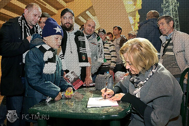 Лидия Гавриловна Иванова раздает автографы болельщикам Торпедо