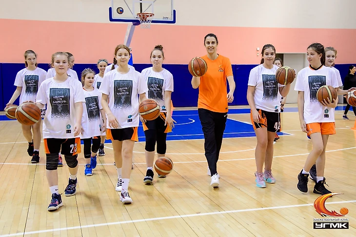 Альба Торренс прекрасно ладит с детьми