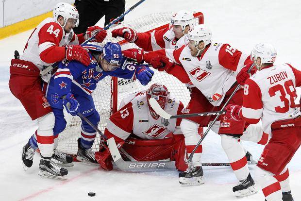 Знарок приехал в Петербург и ничего не позволил бывшей команде. У СКА только 15 бросков за игру😳