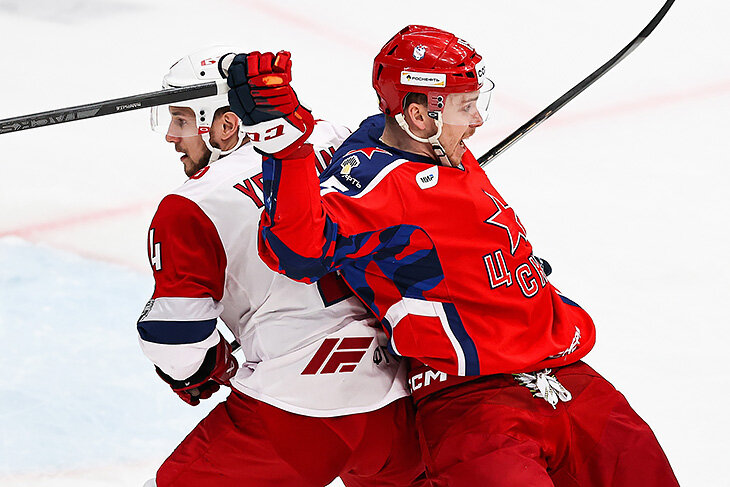 «Локомотив» мучительно возвращает серию в Ярославль. ЦСКА подвели удаления