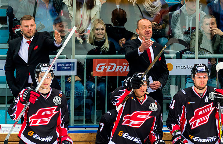 За 10 лет в КХЛ уволили больше 100 тренеров. В чем проблема?