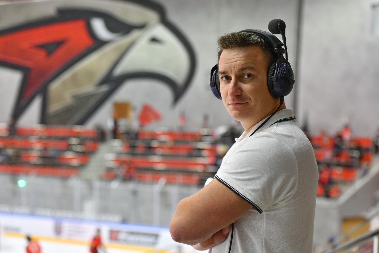 «Выдал тираду на немецком». Комментатор молодежки «Авангарда» переходит в эфирах на иностранные языки