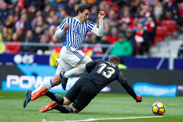 Oyarzabal disputa un balón con el portero del Atleti Jan Oblak.