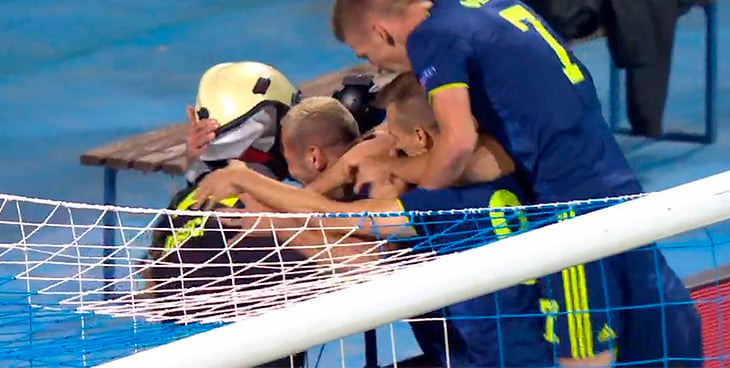 Когда любимая команда забивает в ЛЧ, сдержаться невозможно. Даже если ты пожарный