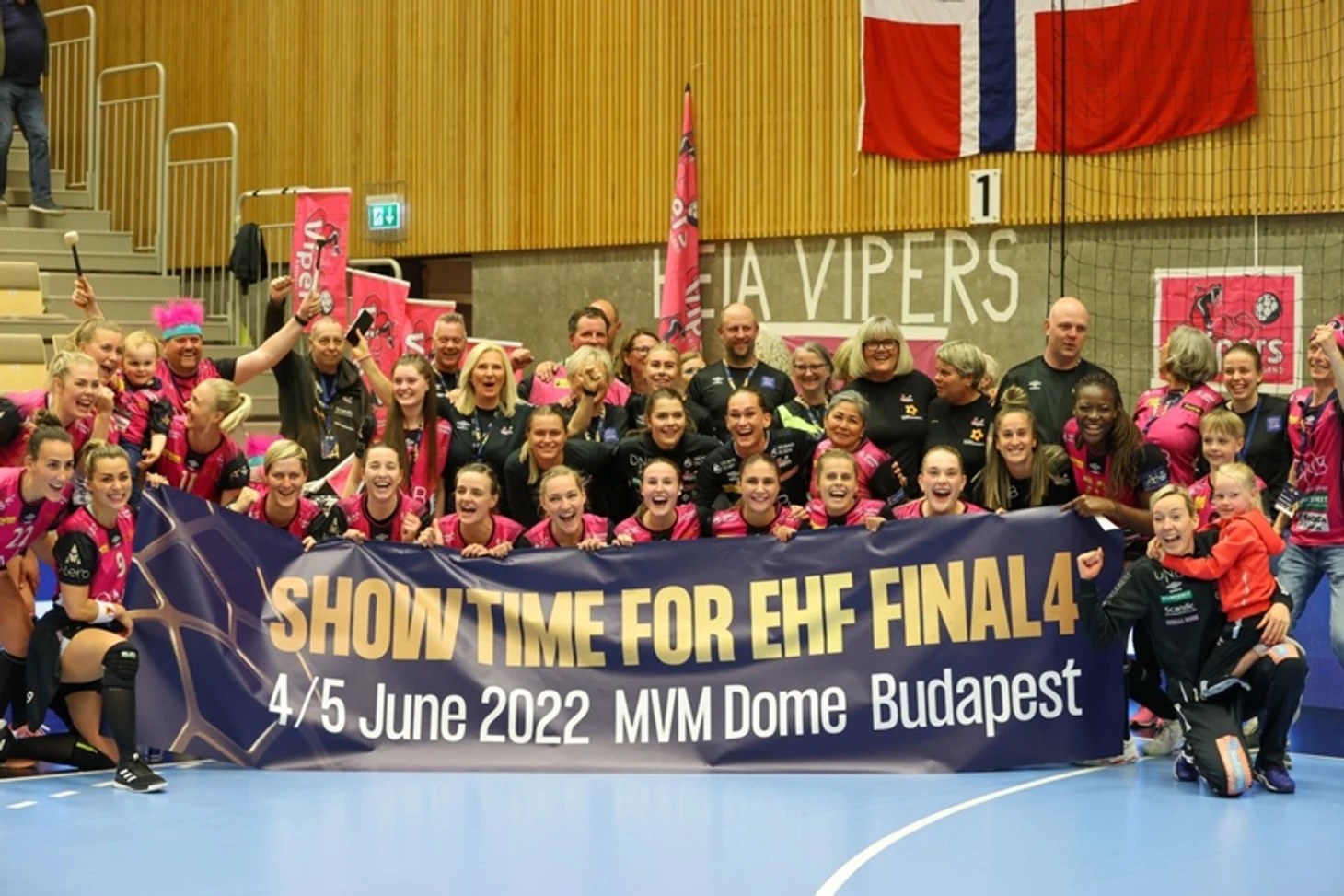 Лига чемпионов. Путь в "финал четырёх": управляемый хаос "Дьёра" и превращение "гадюк" в удавов, изображение №2