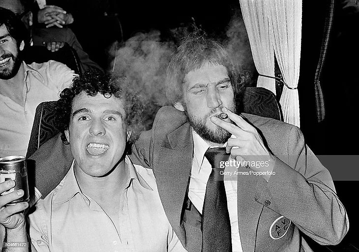 Игроки «Астон Виллы» празднуют победу в кубке. Баджи — с баночкой газировки