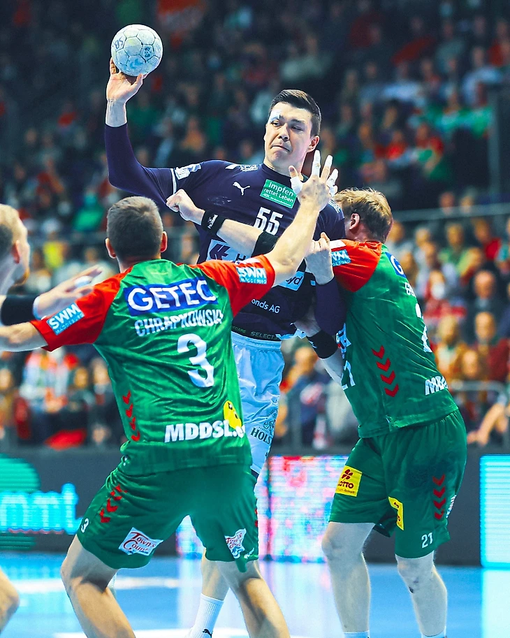 Бомбардиры Косоротов и Виноградов, ассистент Богданов, открытие Соловьев. Как дела у россиян за рубежом?, изображение №1