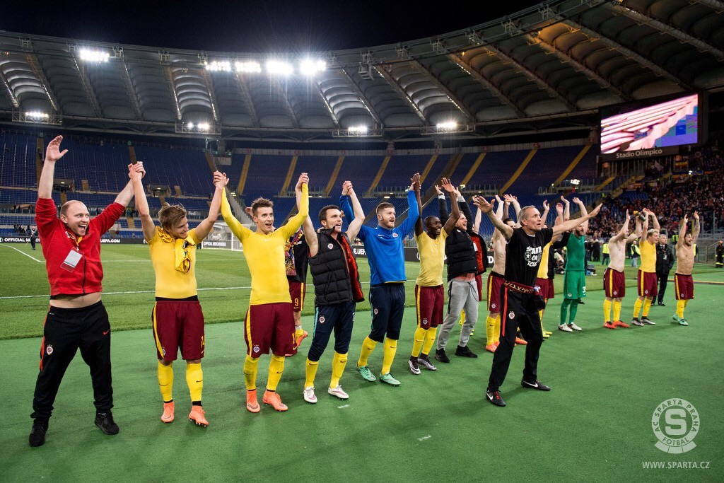 «Кто не скачет, тот не „Спарта“», – чешские футболисты празднуют победу над „Лацио“