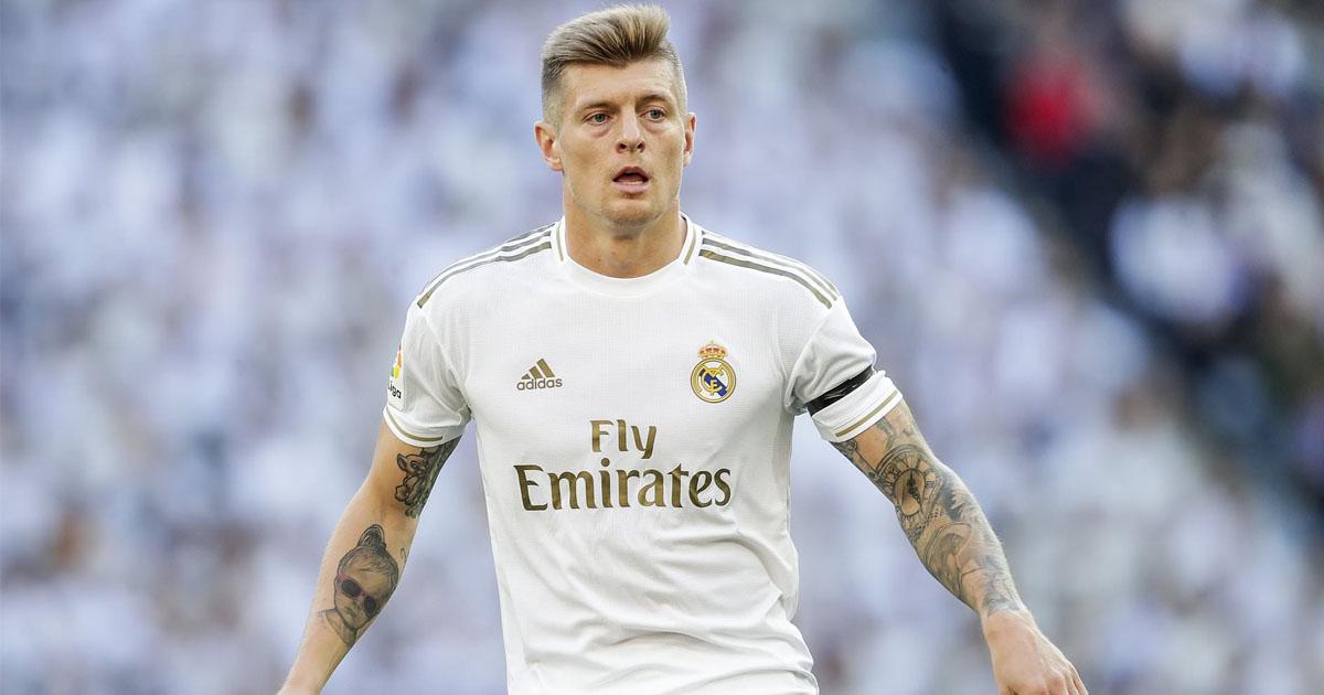 Toni kroos trikot real madrid. Тони Кроос Реал Мадрид. Kroos футболист Реал Мадрид. Тони Кроос 2022. Тони Кроос 2023.