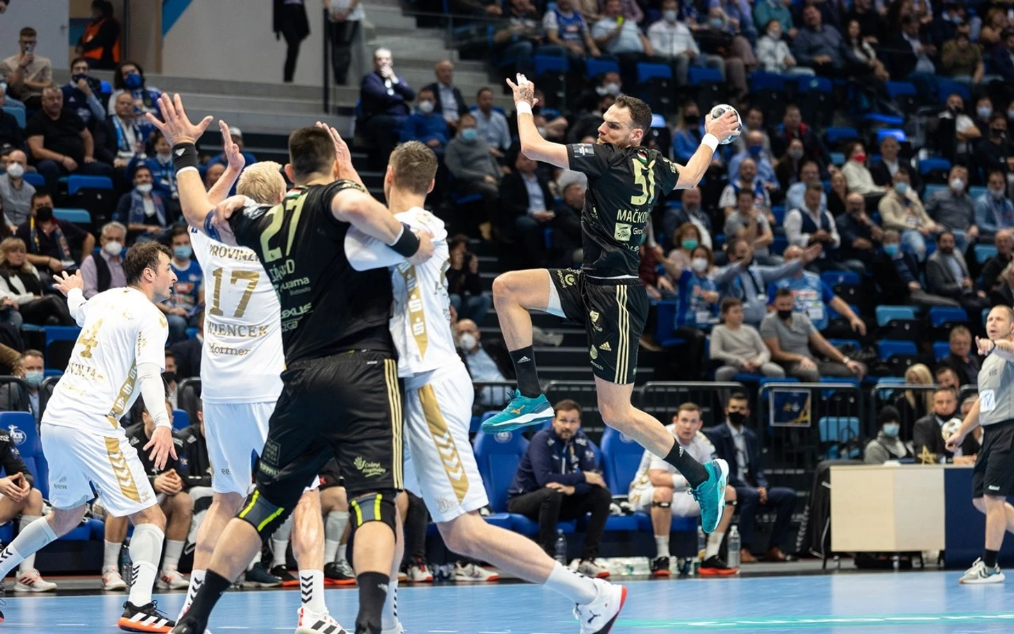 Лига чемпионов. "Динамо" глушит "Мотор", "Кельце" тормозит в Порту, "Барса" с "ПСЖ" выдают спектакль, изображение №7