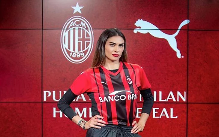 Cantik Banget! Penampakan Melissa Satta Pakai Jersey Baru AC Milan
