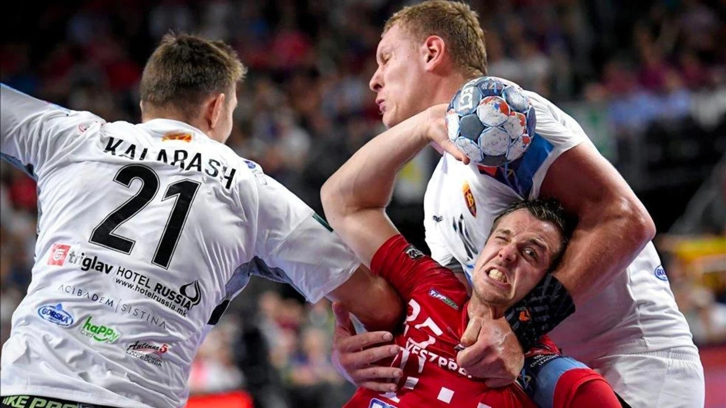 Глеб Калараш и Дайнис Криштопанс в обороне &quout;Вардара&quout;