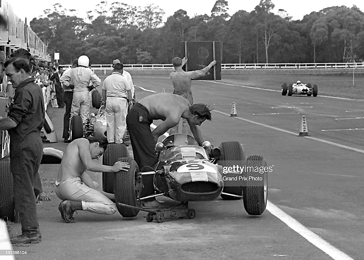 Джим Кларк меняет колесо на своём Lotus 33, Tasman Cup, 1967