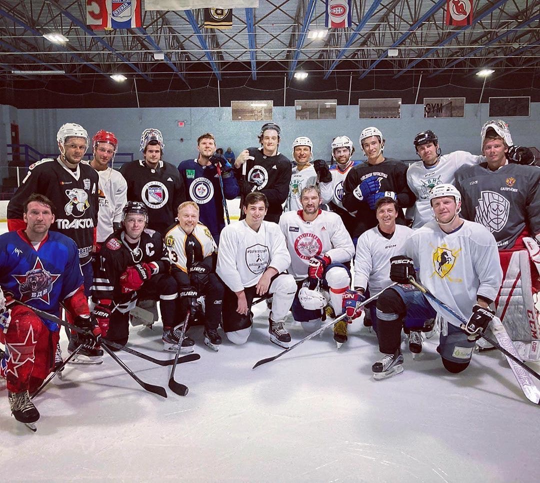 Хоккей все ближе: Овечкин тренируется с Шестеркиным, а Малкин рубит деревья и блокирует броски