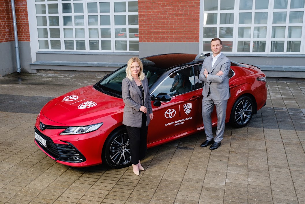 КХЛ вручила Toyota официальный сертификат о партнерстве