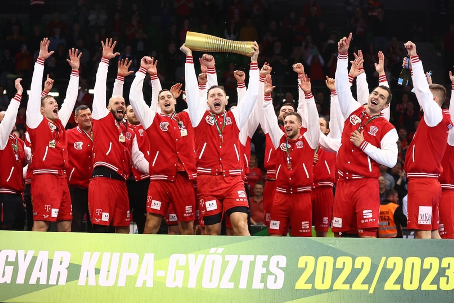 Венгрия. "Веспрем" без Вайлупова, но с Кубком. "Пик" — на пике в чемпионате с управляющим Бомбачем, изображение №3