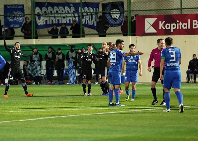 Fair-Play в чемпионате Азербайджана: Защитник Сумгаита помог арбитру засчитать гол Карабаха
