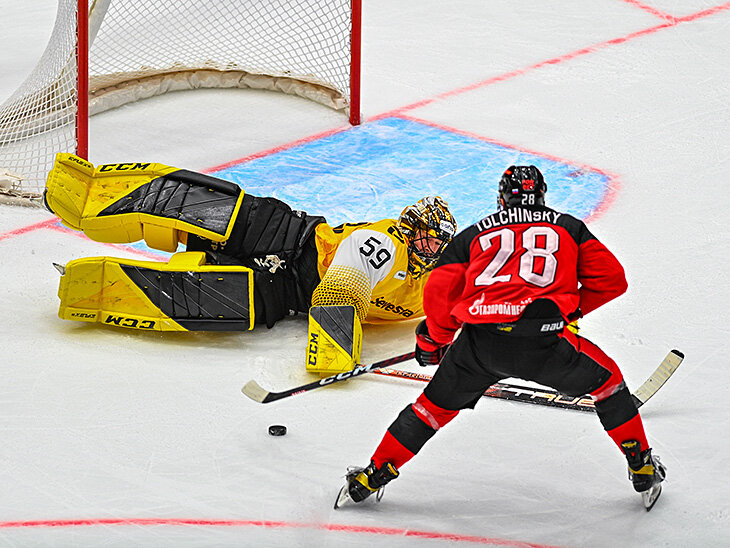 Толчинский красиво пробросил шайбу под вратарем. Шутит, что просто сошла с крюка