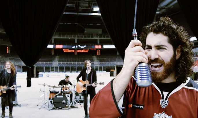 Канадец из рижского «Динамо» спел в клипе латвийской группы. Этот трек представят в отборе на Евровидение