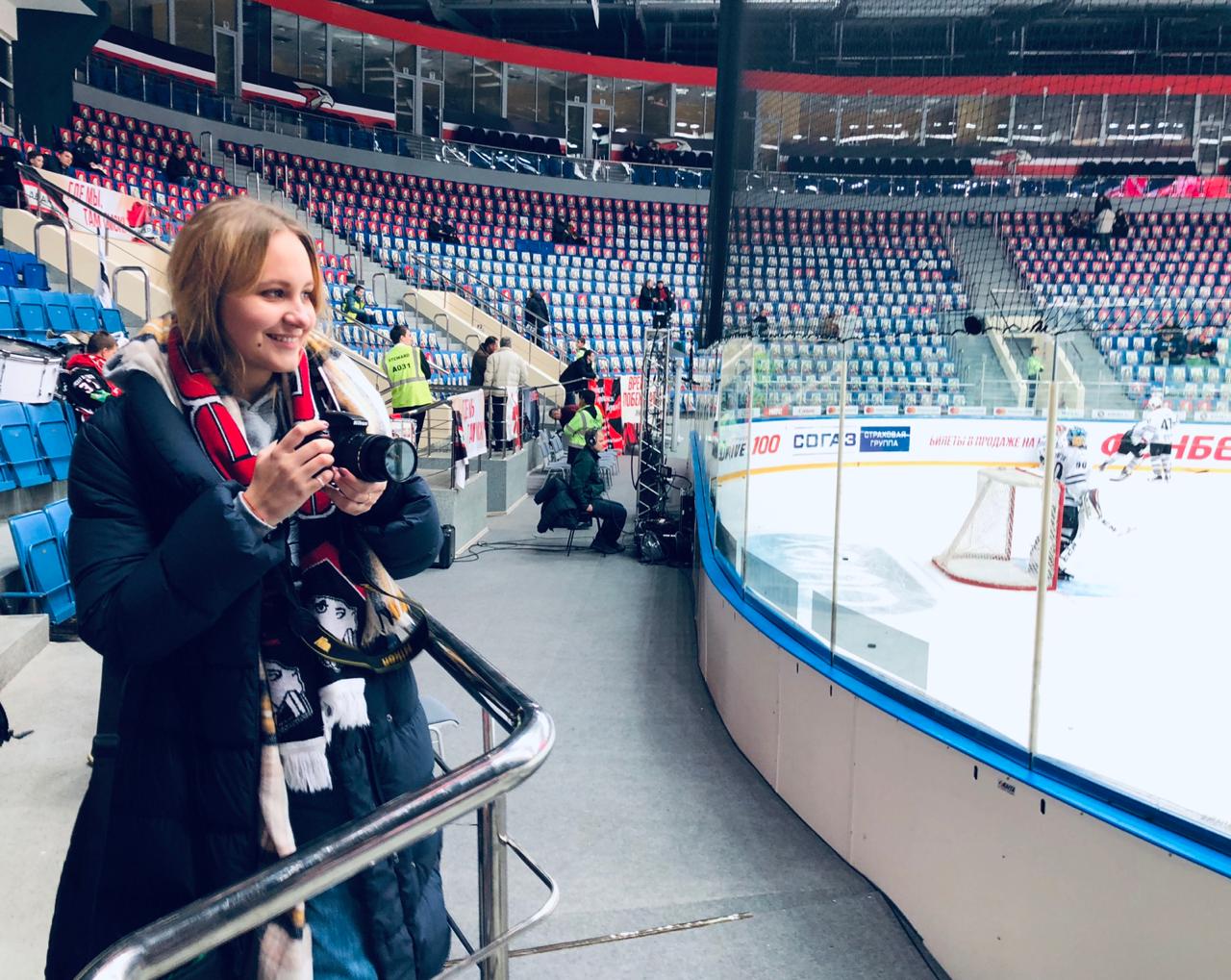 Девушка, которая обожает хоккей. В 16 лет работает фотографом на матчах, болеет за «Трактор» и верит в ребят из МХЛ
