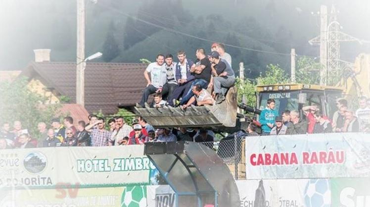 Поддержка на высоте! Фанаты «Буковины» смотрели матч из ковша экскаватора