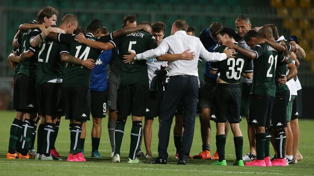 Игроки и тренер ФК Краснодар Олег Кононов (на первом плане в центре)