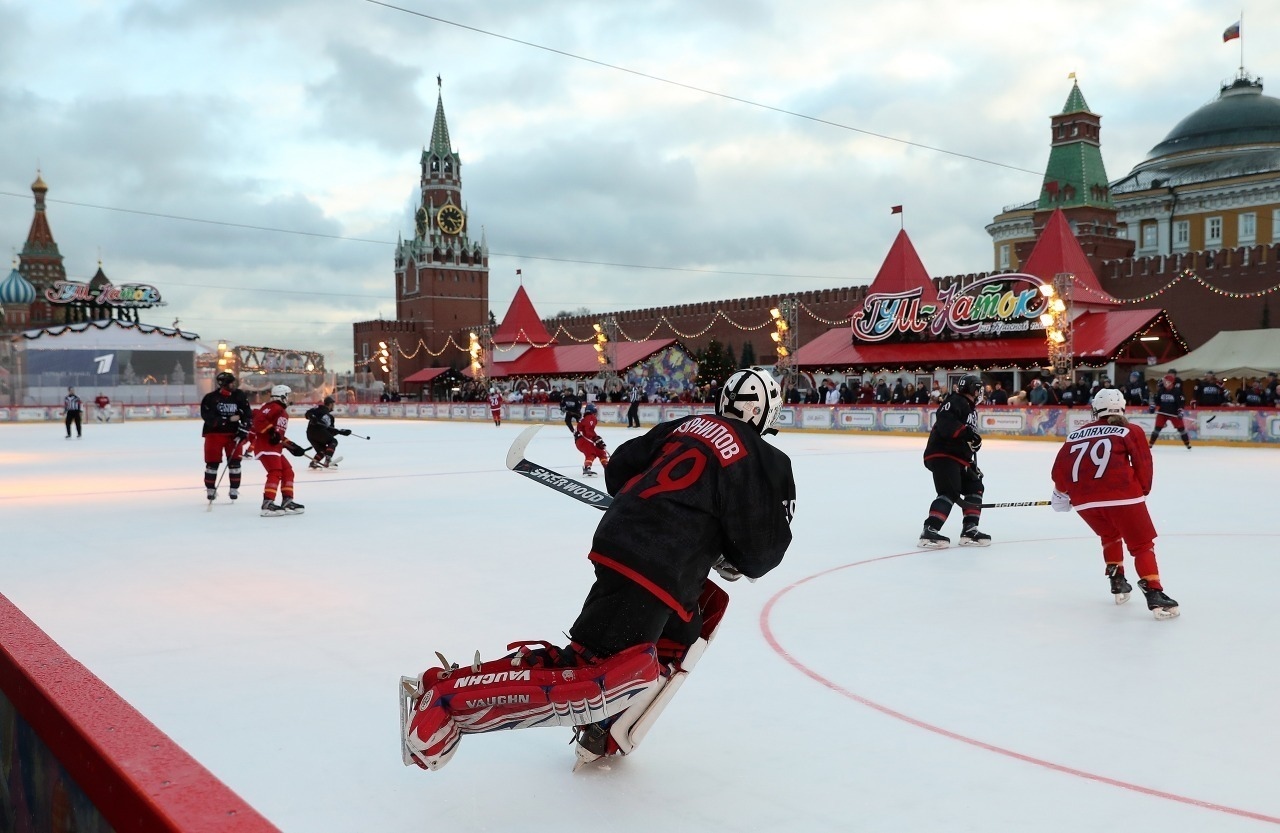 Женщины против звёзд-мужчин: на Красной площади сыграют в хоккей