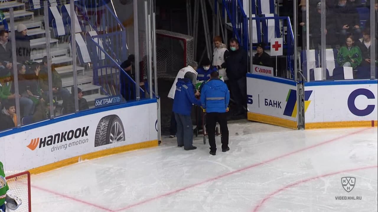 Жесткий силовой на старте матча «Салават» – «Сибирь»: игрока увезли на носилках, а он вернулся и забил