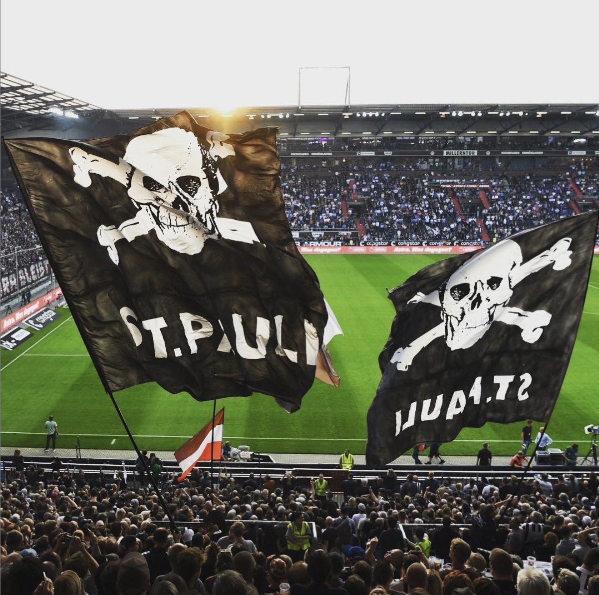 Фк санкт паули. St Pauli футбольный клуб. Гамбург Санкт Паули ультрас. St Pauli антифа.