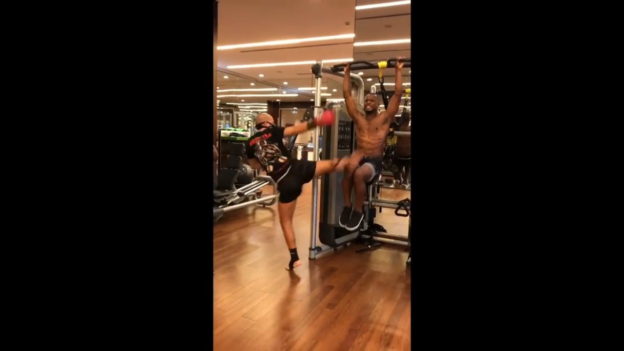 Интенсивная тренировка Патриса Эвра, где ему лупят по корпусу во время прокачки пресса