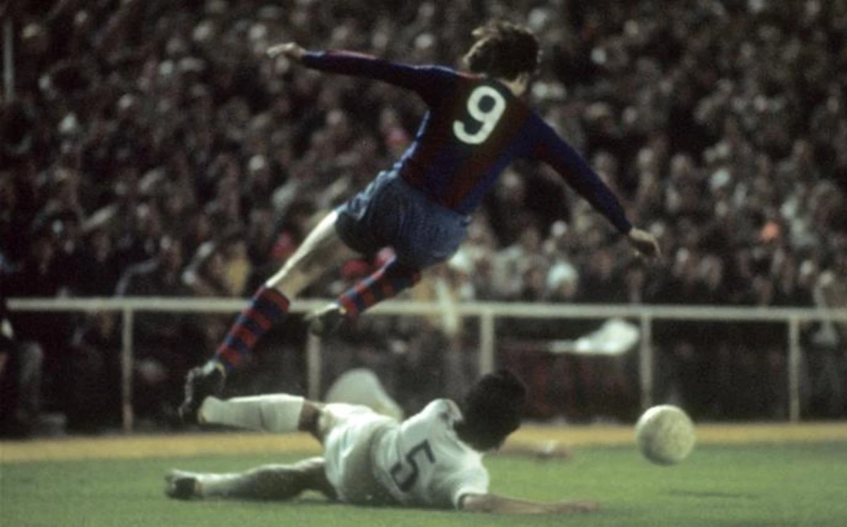 johan-cruyff-una-accion-del-historico-partido-del-bernabeu-saltando-por-encima-del-defensa-blanco-benito-1458839217228