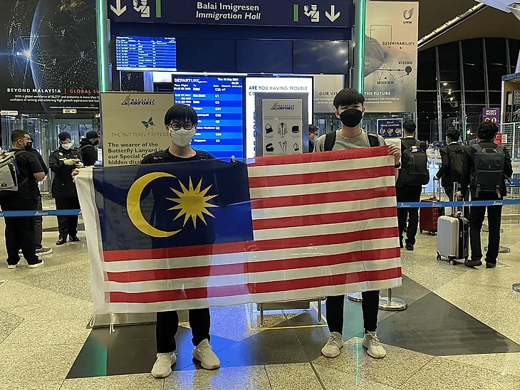 NTS и Oli в аэропорту