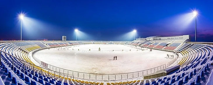 Главной проблемой сибирских российских любых стадионов без крыши и ветрозащиты является то, что они так или иначе некомфортны для зрителя в любую погоду, кроме сухого безветренного вечера. Советские стадионы придётся модернизировать: не обязательно перестраивать заново как в Улан-Удэ (на фото), ведь похеру сколько мраморной плитки, если на трибуне по-прежнему некомфортно. Новая лига станет золотым дном для ряда фирм России и зарубежья, занимающихся возведением трибун и навесов, да и вообще умеющих построить стадион в чистом поле. Как не странно, огромных денег это не стоит. А долгосрочные выгоды окупят всё вдвойне.